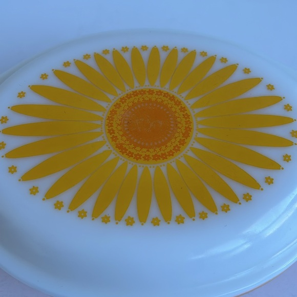 Vintage Pyrex promotional oval daisy design orange casserole w opal lid 1.5 qt - Picture 4 of 14